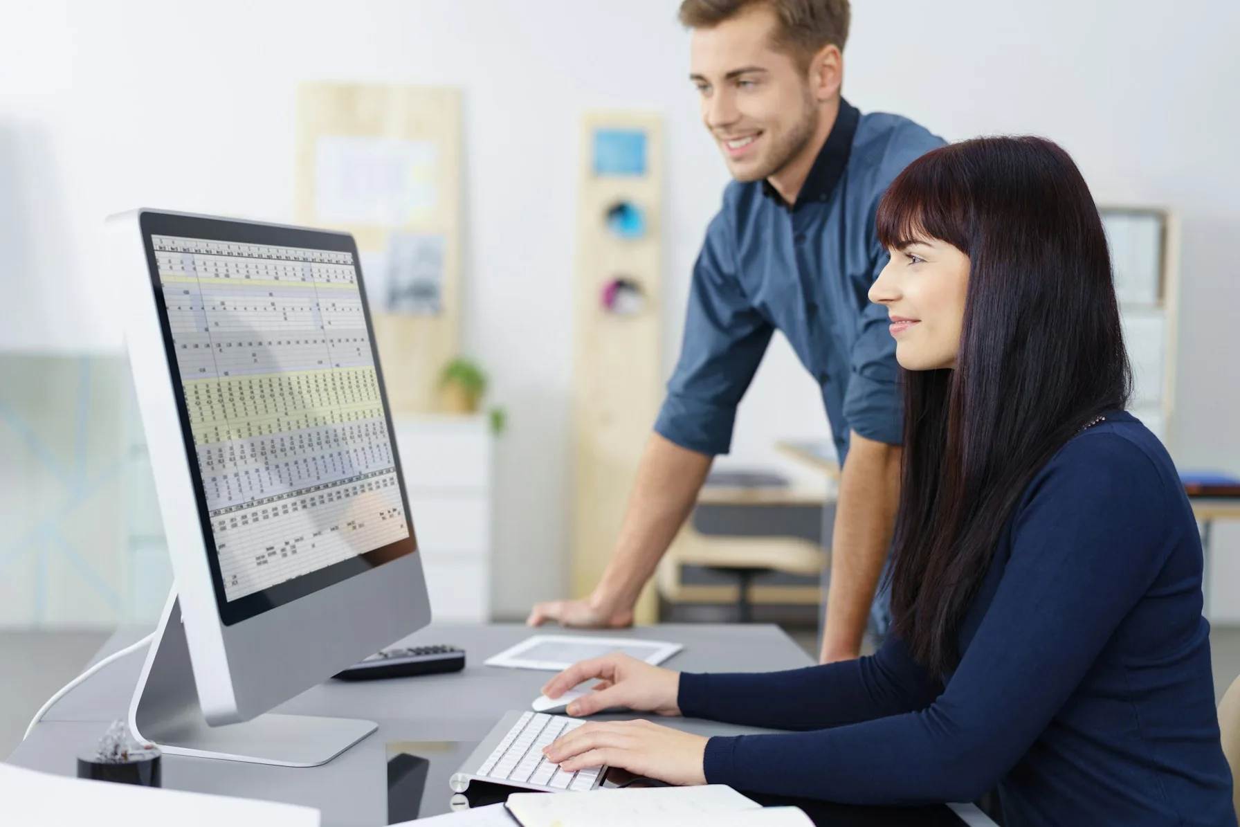 Zwei Cleanfix-Mitarbeitende bei der Arbeit